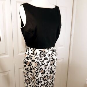Tahari Dress Sleeveles Black and Floral Lines Back Zipper Side Pockets S…